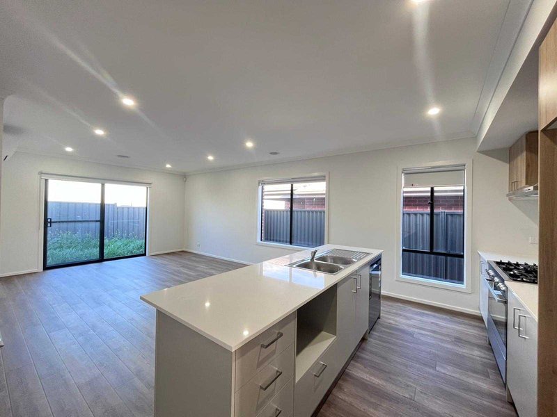 Photo - 17 Atacazo Avenue, Truganina VIC 3029 - Image 6