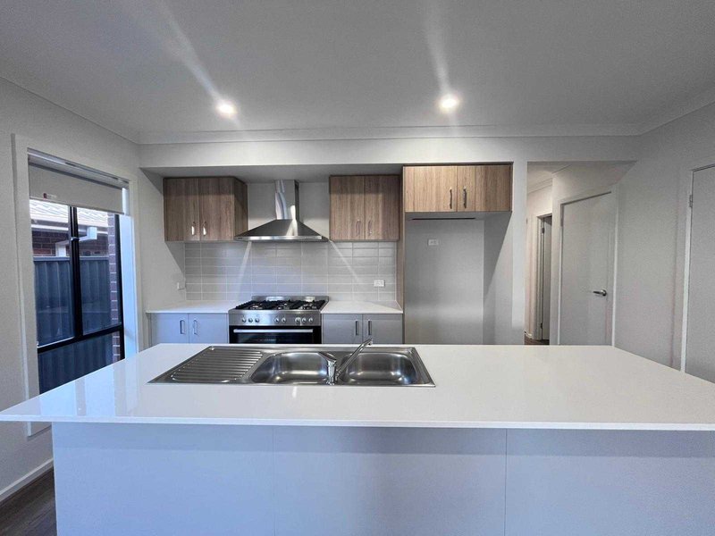 Photo - 17 Atacazo Avenue, Truganina VIC 3029 - Image 7