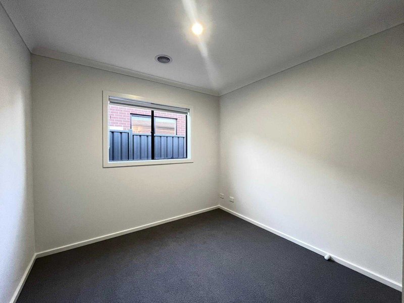 Photo - 17 Atacazo Avenue, Truganina VIC 3029 - Image 9