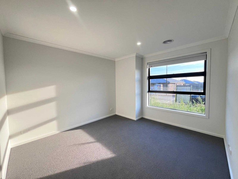 Photo - 17 Atacazo Avenue, Truganina VIC 3029 - Image 11