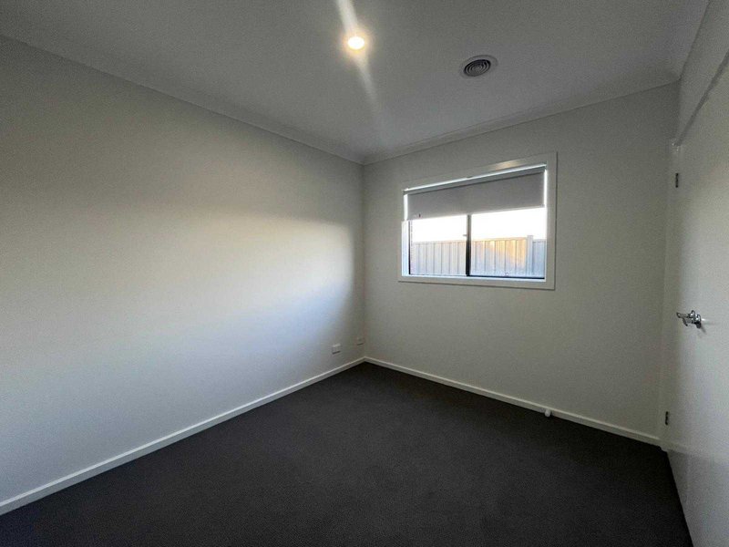 Photo - 17 Atacazo Avenue, Truganina VIC 3029 - Image 12