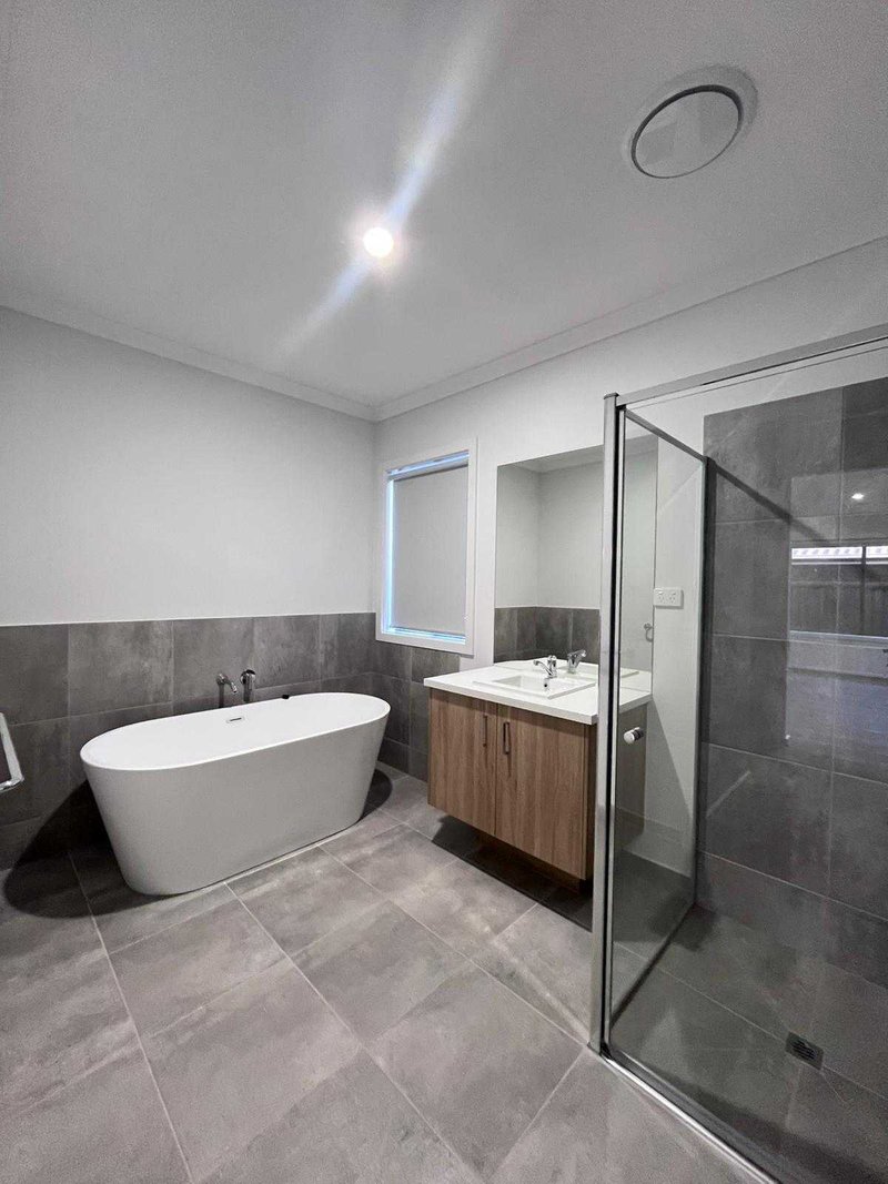 Photo - 17 Atacazo Avenue, Truganina VIC 3029 - Image 14