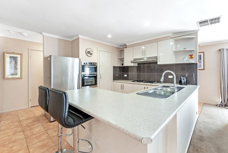 Photo - 17 Axminster Drive, Craigieburn VIC 3064 - Image 7