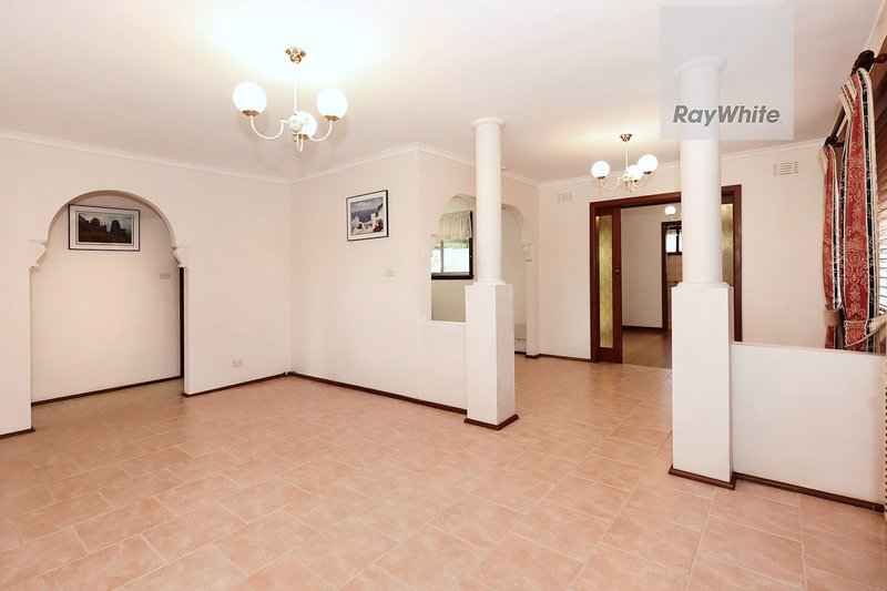 Photo - 17 Aylesbury Crescent, Gladstone Park VIC 3043 - Image 4