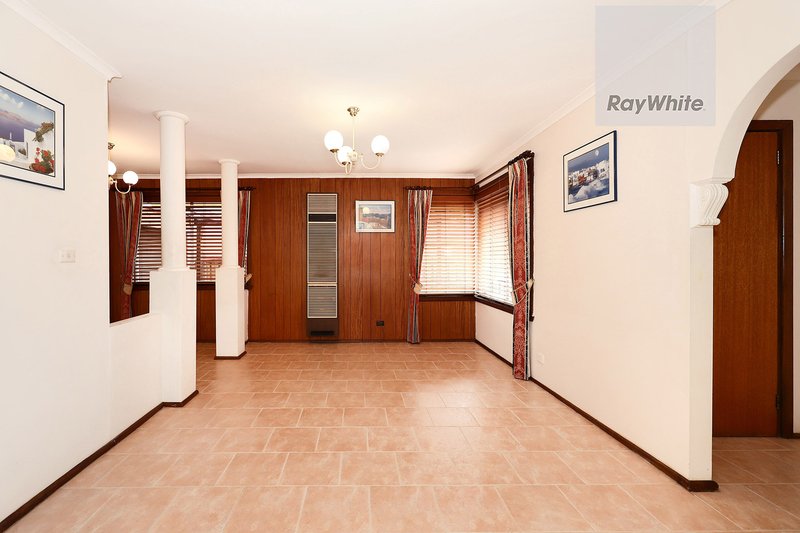 Photo - 17 Aylesbury Crescent, Gladstone Park VIC 3043 - Image 5