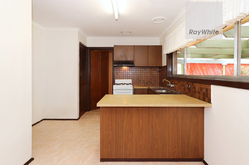 Photo - 17 Aylesbury Crescent, Gladstone Park VIC 3043 - Image 7