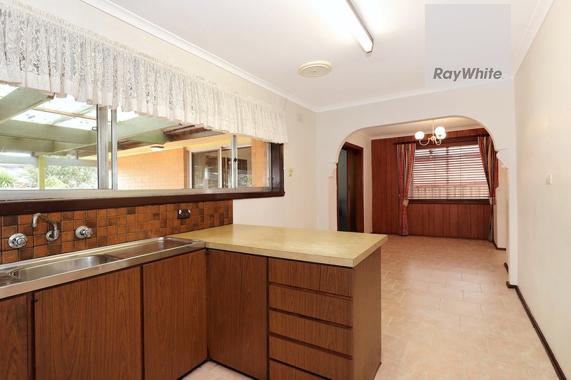 Photo - 17 Aylesbury Crescent, Gladstone Park VIC 3043 - Image 9