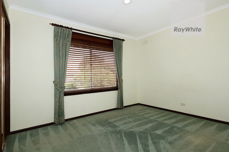 Photo - 17 Aylesbury Crescent, Gladstone Park VIC 3043 - Image 10