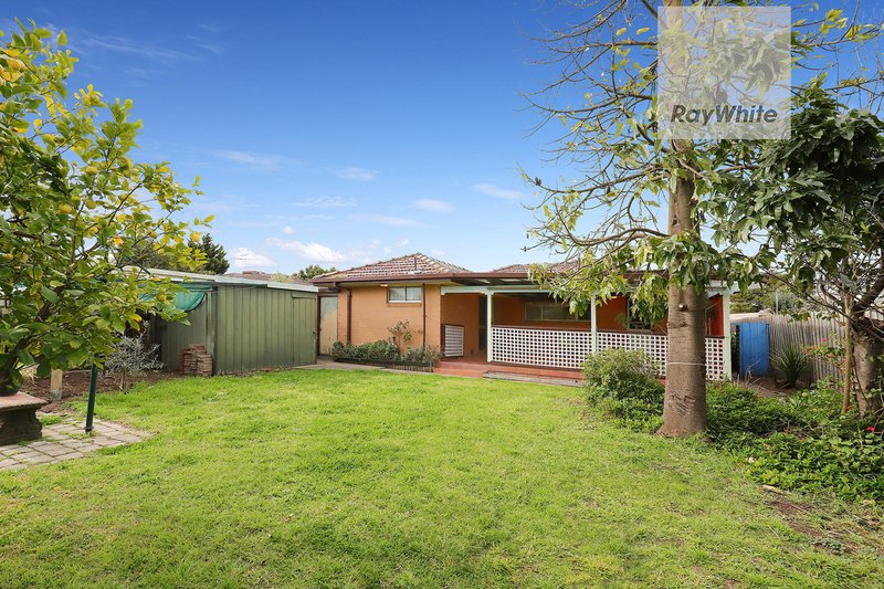 Photo - 17 Aylesbury Crescent, Gladstone Park VIC 3043 - Image 17