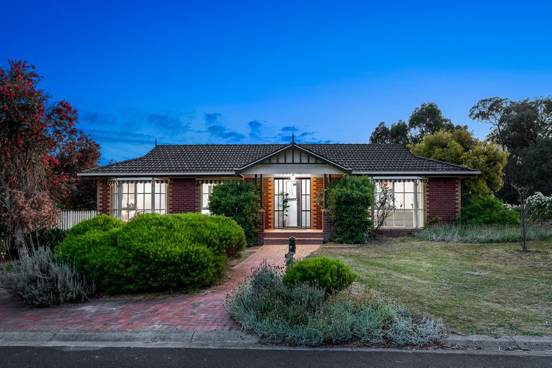 17 Azarow Circuit, Croydon South VIC 3136