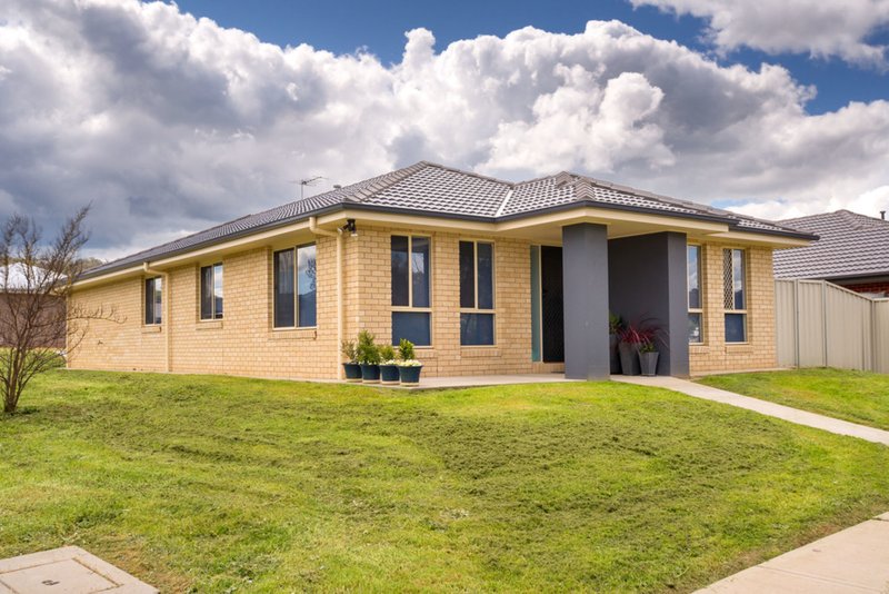 17 Bartleson Place, Hamilton Valley NSW 2641