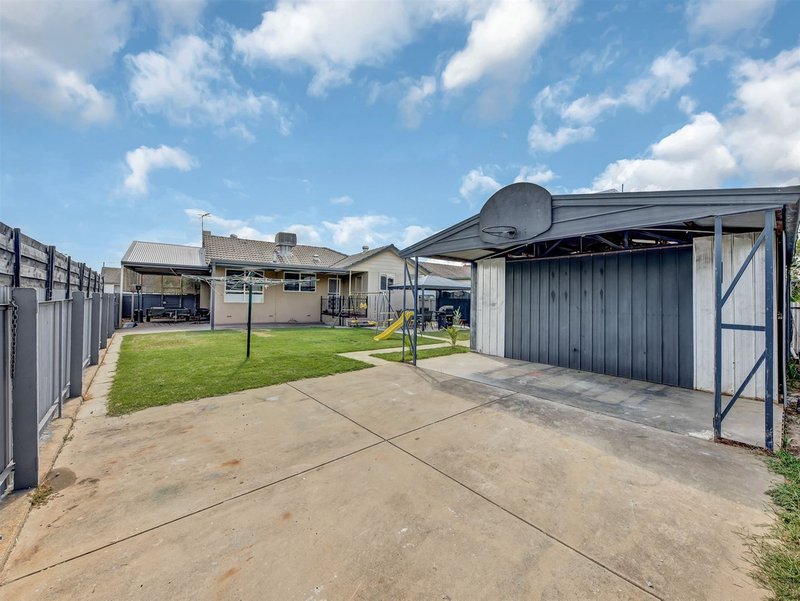 Photo - 17 Batchelor Crescent, Wangaratta VIC 3677 - Image 11