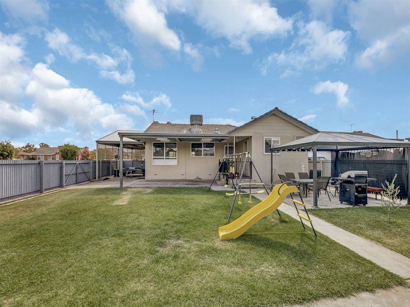 Photo - 17 Batchelor Crescent, Wangaratta VIC 3677 - Image 12