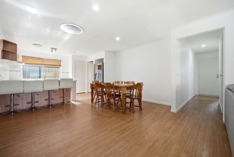 Photo - 17 Bateman Grove, Hampton Park VIC 3976 - Image 3