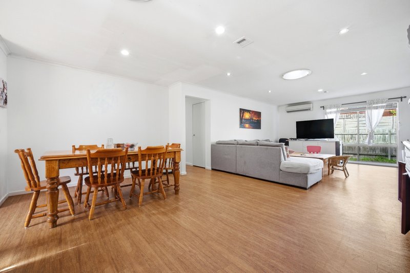 Photo - 17 Bateman Grove, Hampton Park VIC 3976 - Image 4