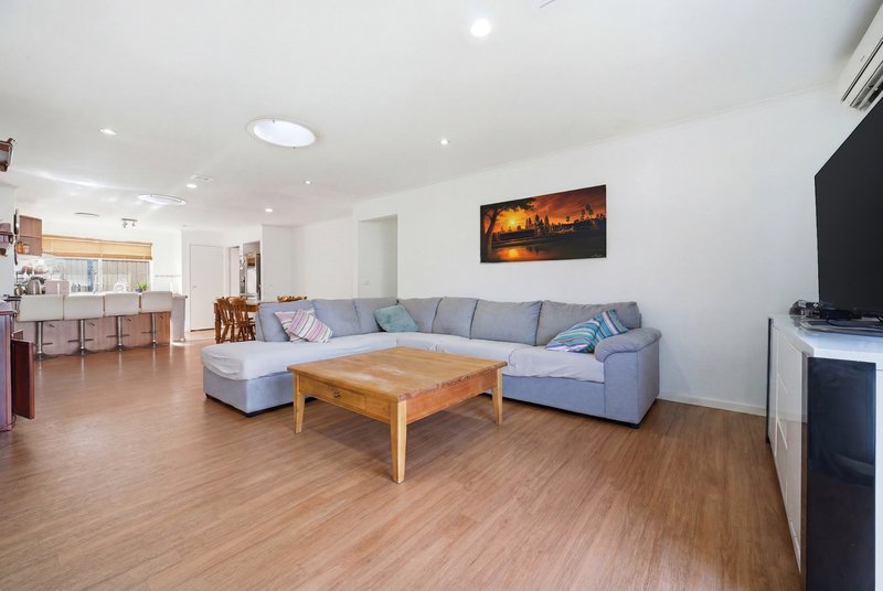 Photo - 17 Bateman Grove, Hampton Park VIC 3976 - Image 6