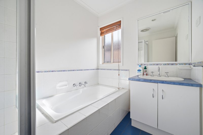 Photo - 17 Bateman Grove, Hampton Park VIC 3976 - Image 13
