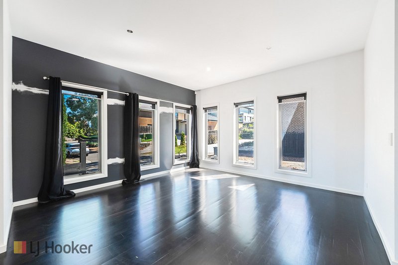 Photo - 17 Beau Vista Drive, Craigieburn VIC 3064 - Image 3
