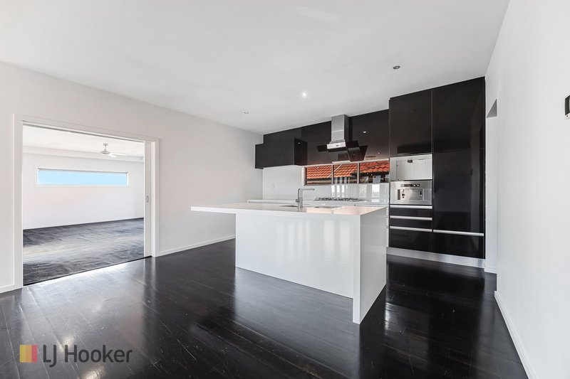 Photo - 17 Beau Vista Drive, Craigieburn VIC 3064 - Image 7