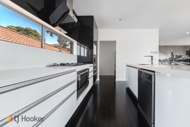 Photo - 17 Beau Vista Drive, Craigieburn VIC 3064 - Image 8
