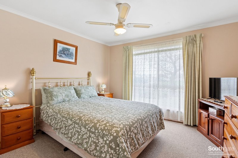 Photo - 17 Beechwood Grove, Seaford SA 5169 - Image 6
