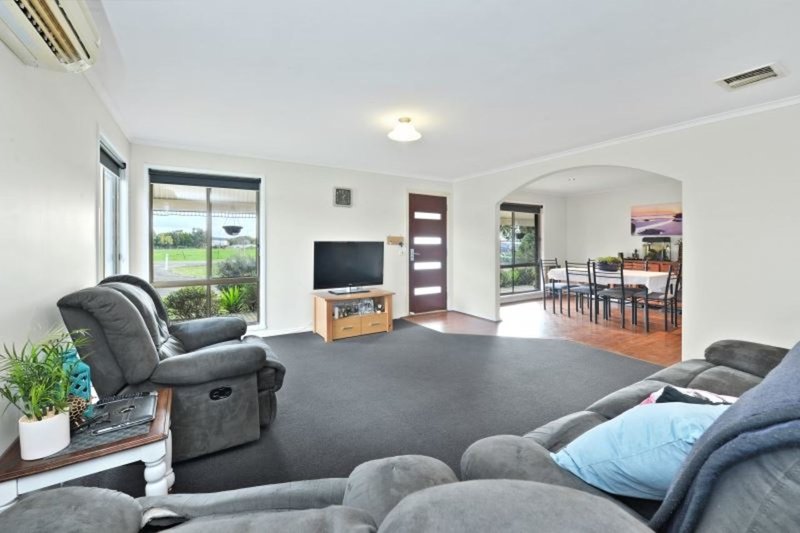 Photo - 17 Berna Court, Ross Creek VIC 3351 - Image 2