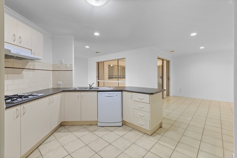 Photo - 17 Berthon Crescent, Hillside VIC 3037 - Image 2