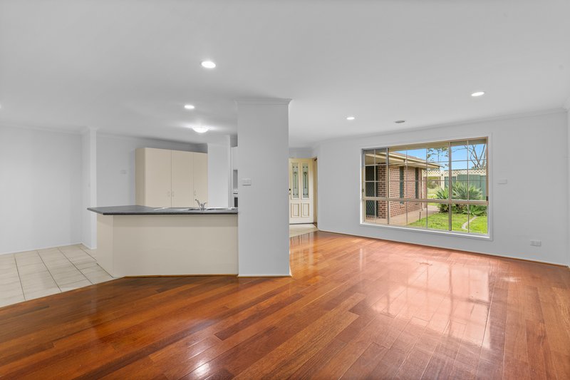 Photo - 17 Berthon Crescent, Hillside VIC 3037 - Image 3