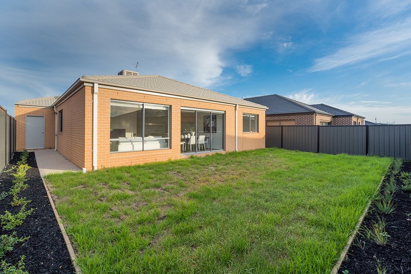 Photo - 17 Bolwarra Street, Craigieburn VIC 3064 - Image 12