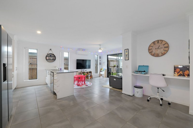 Photo - 17 Bradley Crescent, Nirimba QLD 4551 - Image 3