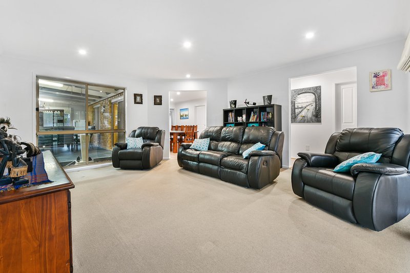 Photo - 17 Brentwood Drive, Cranbourne North VIC 3977 - Image 4