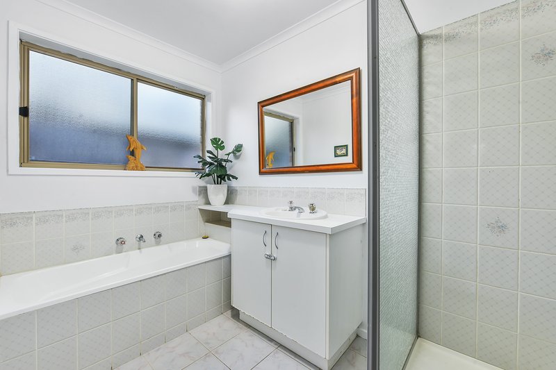 Photo - 17 Brentwood Drive, Cranbourne North VIC 3977 - Image 13