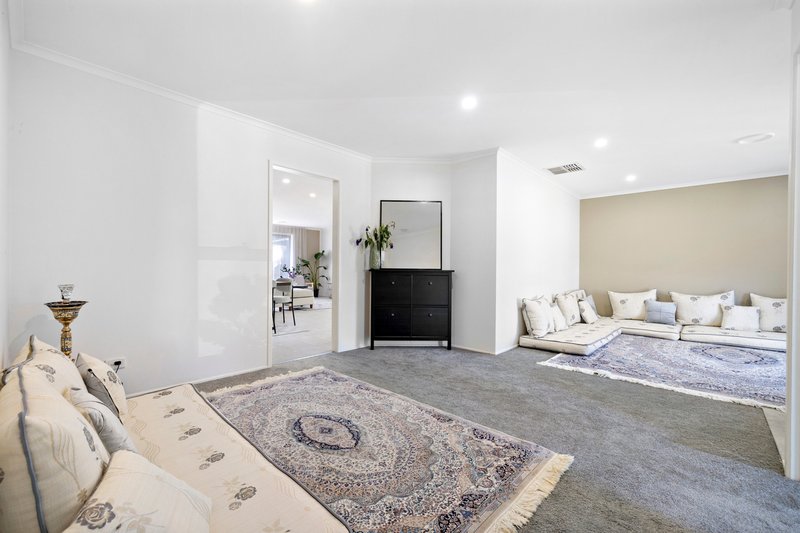 Photo - 17 Broome Crescent, Cranbourne North VIC 3977 - Image 4