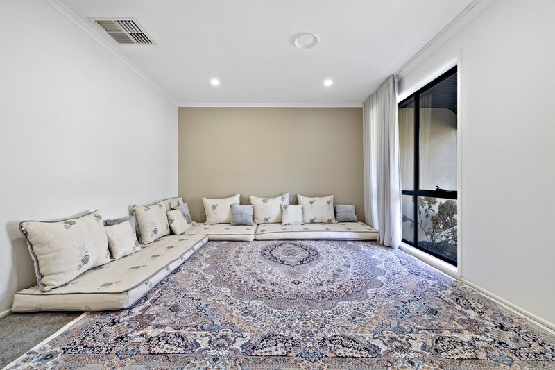 Photo - 17 Broome Crescent, Cranbourne North VIC 3977 - Image 6