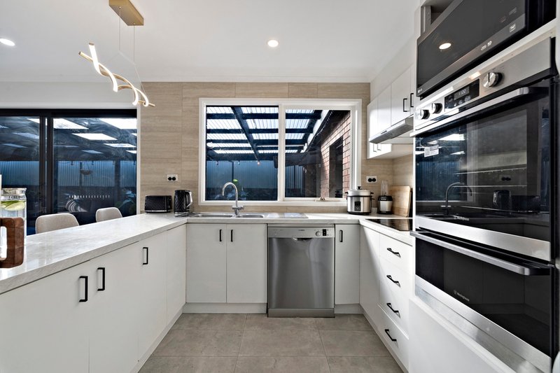 Photo - 17 Broome Crescent, Cranbourne North VIC 3977 - Image 7