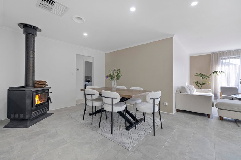 Photo - 17 Broome Crescent, Cranbourne North VIC 3977 - Image 9