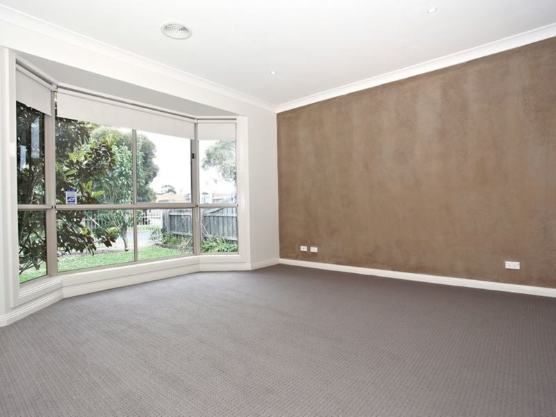 Photo - 17 Bruce Street, Cranbourne VIC 3977 - Image 2