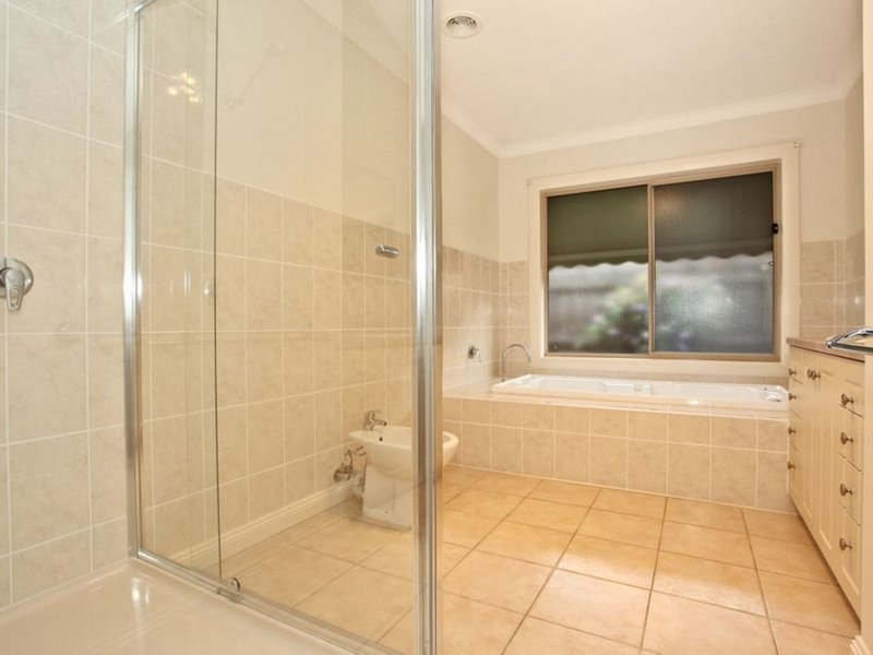 Photo - 17 Bruce Street, Cranbourne VIC 3977 - Image 5