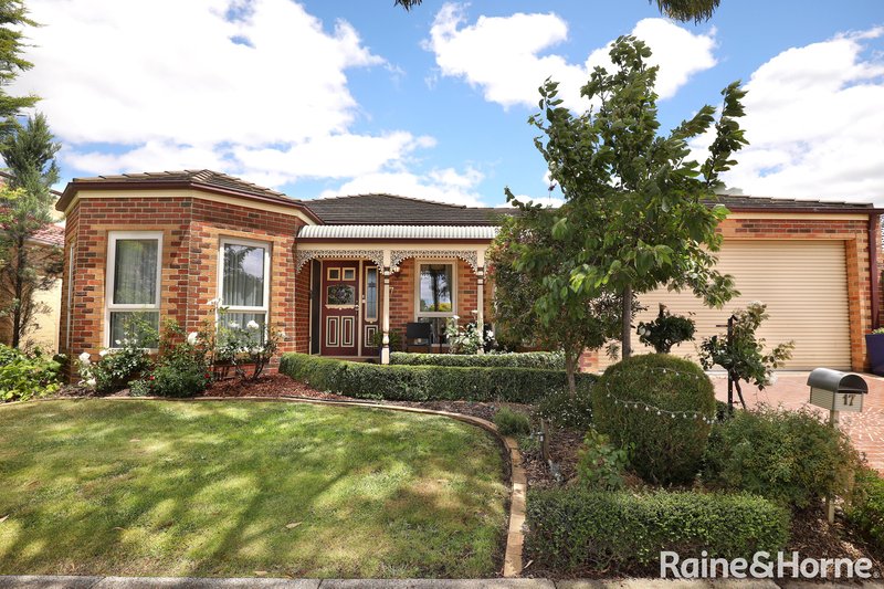 17 Cambridge Crescent, Roxburgh Park VIC 3064