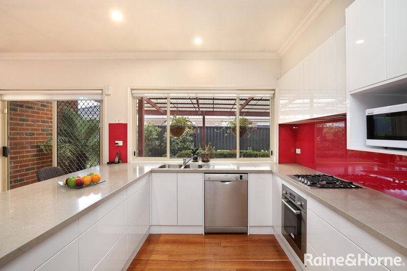 Photo - 17 Cambridge Crescent, Roxburgh Park VIC 3064 - Image 6