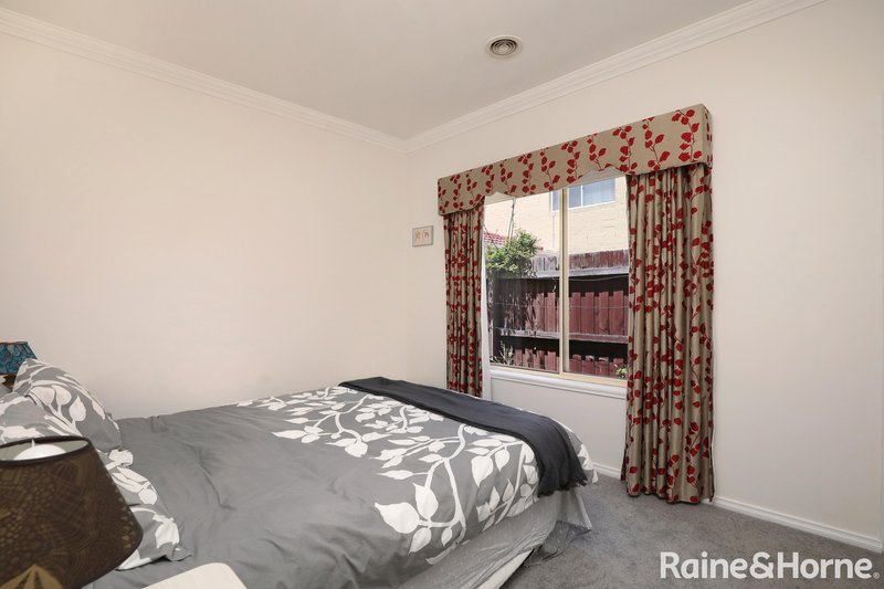 Photo - 17 Cambridge Crescent, Roxburgh Park VIC 3064 - Image 10