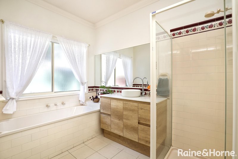 Photo - 17 Cambridge Crescent, Roxburgh Park VIC 3064 - Image 12