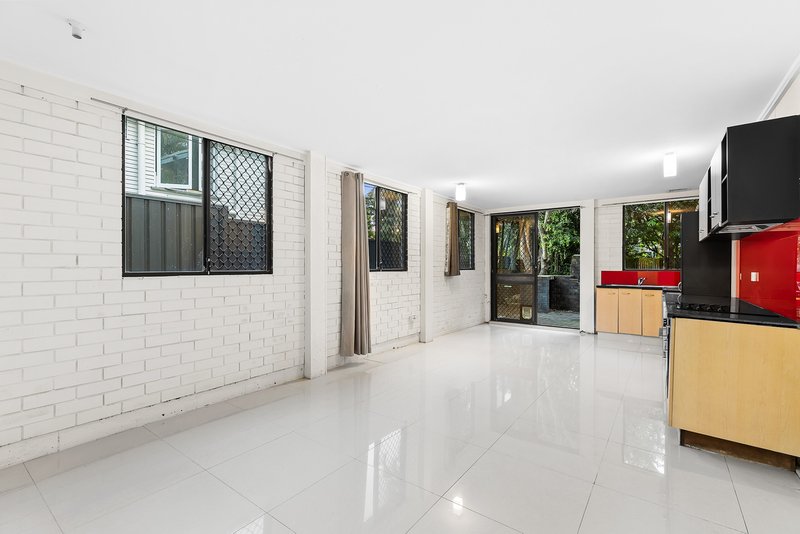 Photo - 17 Camelia Avenue, Everton Hills QLD 4053 - Image 5