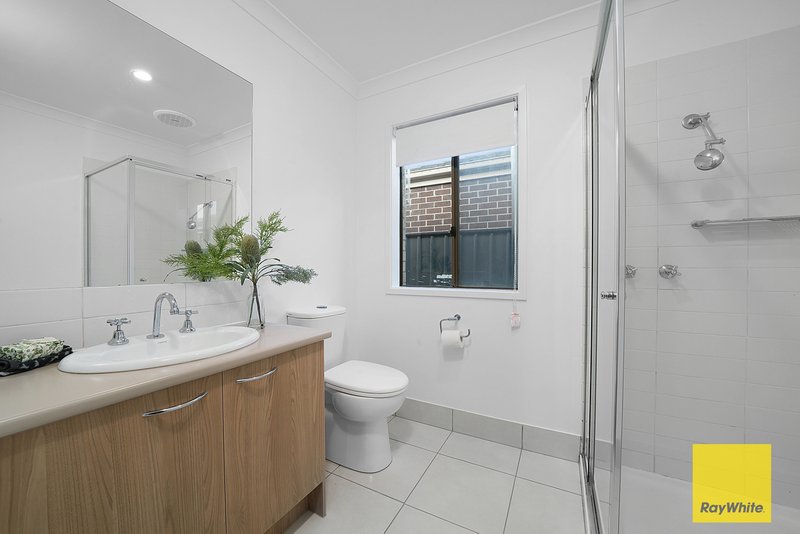 Photo - 17 Camelot Drive, Tarneit VIC 3029 - Image 5