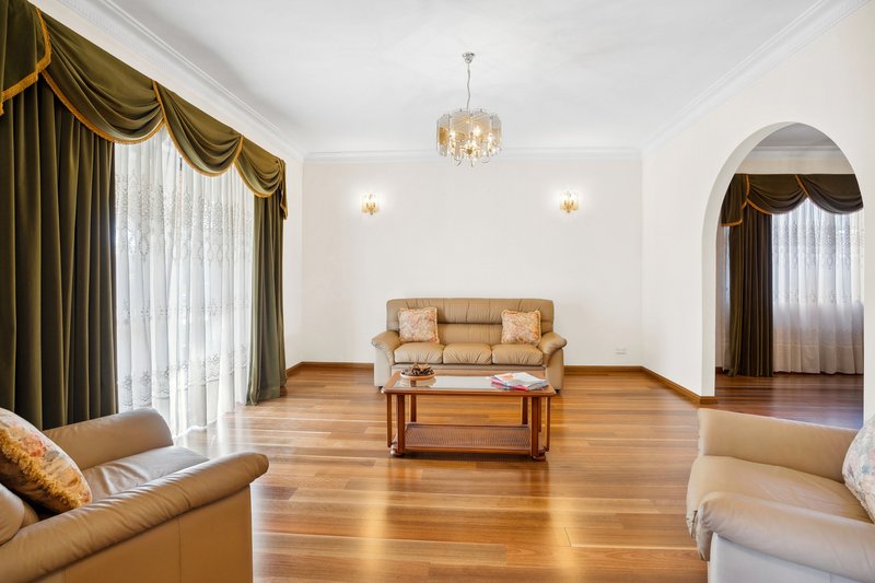 Photo - 17 Candlewood Street, Bossley Park NSW 2176 - Image 3