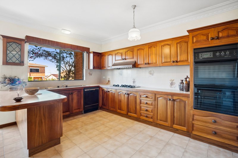 Photo - 17 Candlewood Street, Bossley Park NSW 2176 - Image 6