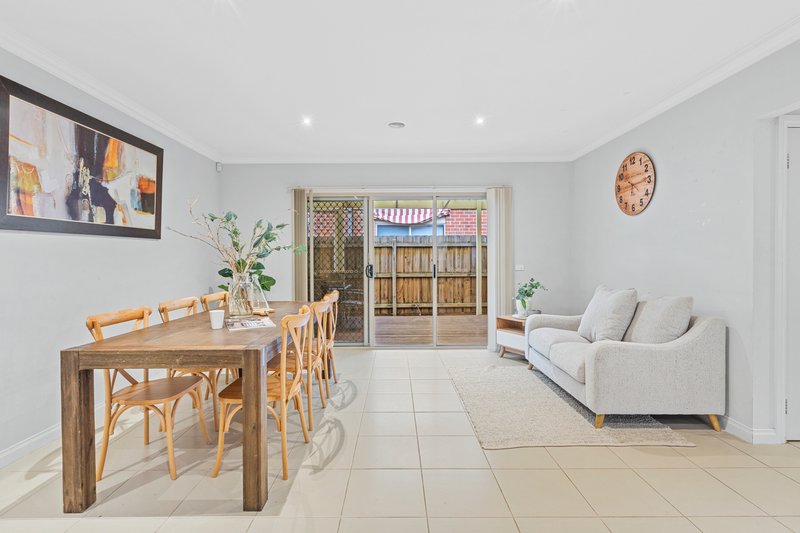 Photo - 17 Carinya Crescent, South Morang VIC 3752 - Image 5