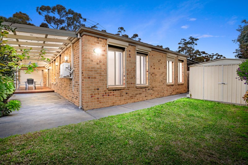 Photo - 17 Carinya Crescent, South Morang VIC 3752 - Image 11