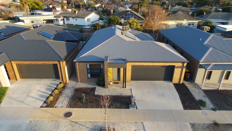 Photo - 17 Carrington Close, White Hills VIC 3550 - Image 2