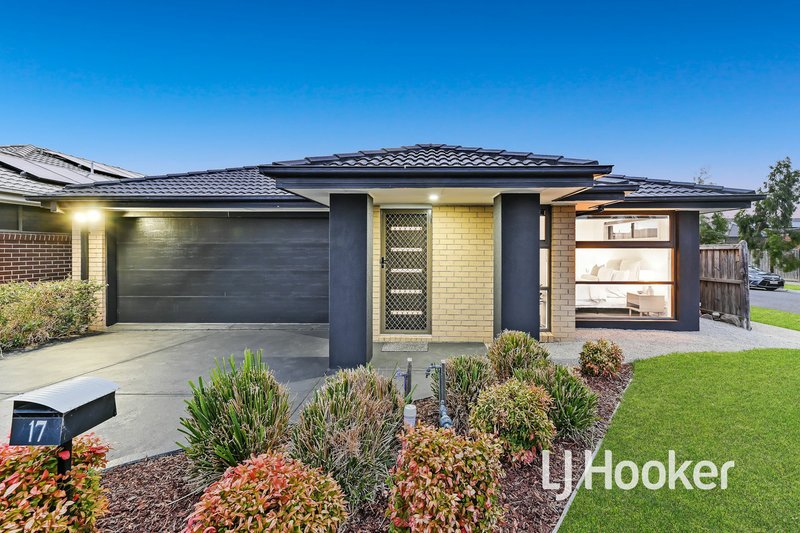 17 Caversham Drive, Pakenham VIC 3810